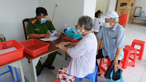 Đình chỉ công tác một đại úy Công an quận Gò Vấp để điều tra việc nhận làm nhanh căn cước - Ảnh 1. Đình chỉ công tác một đại úy Công an quận Gò Vấp để điều tra việc nhận làm nhanh căn cước - Ảnh 1.