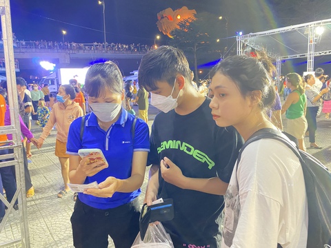 VNPT Money “níu chân” người dân Đà Nẵng tại sự kiện chuyến xe Không tiền mặt - Ảnh 2. VNPT Money “níu chân” người dân Đà Nẵng tại sự kiện chuyến xe Không tiền mặt - Ảnh 2.