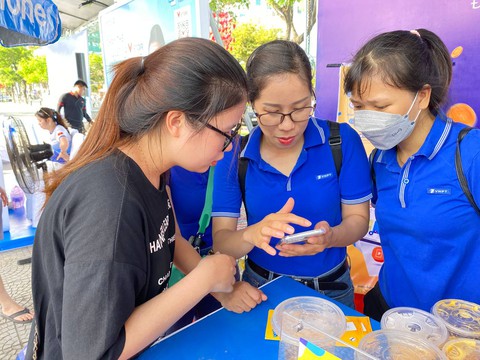 VNPT Money “níu chân” người dân Đà Nẵng tại sự kiện chuyến xe Không tiền mặt - Ảnh 3. VNPT Money “níu chân” người dân Đà Nẵng tại sự kiện chuyến xe Không tiền mặt - Ảnh 3.