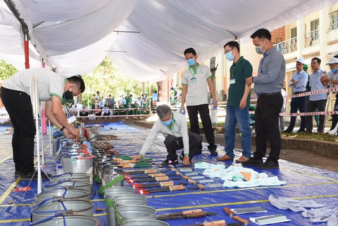 125 năm cao su cho vàng ở Việt Nam - Kỳ 9: 15 phút cạo 100 cây cao su chính xác từng 0,1 milimet - Ảnh 3. 125 năm cao su cho vàng ở Việt Nam - Kỳ 9: 15 phút cạo 100 cây cao su chính xác từng 0,1 milimet - Ảnh 3.