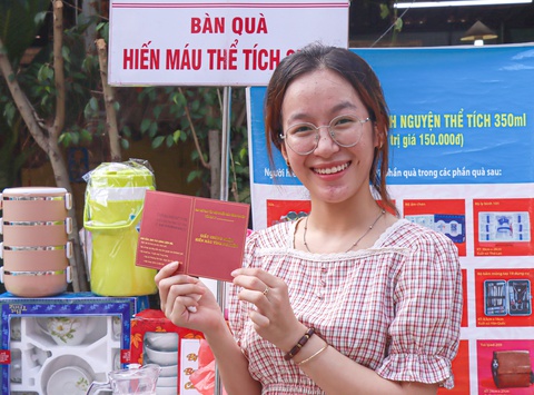 Hơn 100 người hiến máu tình nguyện, trao gửi yêu thương - Ảnh 4. Hơn 100 người hiến máu tình nguyện, trao gửi yêu thương - Ảnh 4.