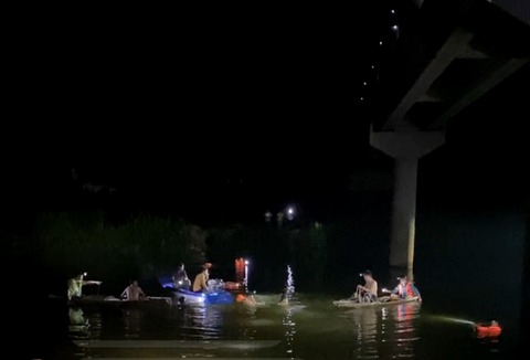 3 học sinh mất tích, để lại xe và điện thoại gần sông, hàng trăm người tìm kiếm trong đêm - Ảnh 1. 3 học sinh mất tích, để lại xe và điện thoại gần sông, hàng trăm người tìm kiếm trong đêm - Ảnh 1.