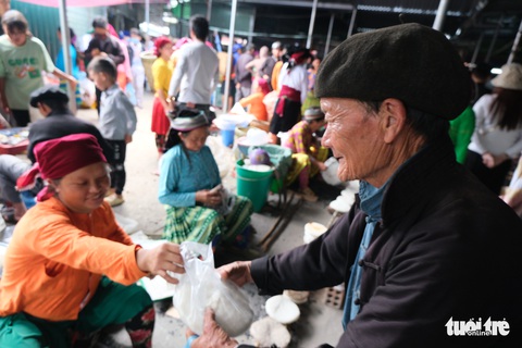 Thưởng thức bánh ngô dẻo thơm giữa chợ phiên Đồng Văn - Ảnh 4. Thưởng thức bánh ngô dẻo thơm giữa chợ phiên Đồng Văn - Ảnh 4.