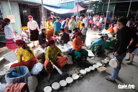 Thưởng thức bánh ngô dẻo thơm giữa chợ phiên Đồng Văn - Ảnh 1. Thưởng thức bánh ngô dẻo thơm giữa chợ phiên Đồng Văn - Ảnh 1.