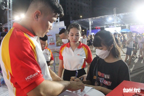 Người dân Đà Nẵng vây kín chuyến xe ‘Không tiền mặt’ - Ảnh 2. Người dân Đà Nẵng vây kín chuyến xe ‘Không tiền mặt’ - Ảnh 2.