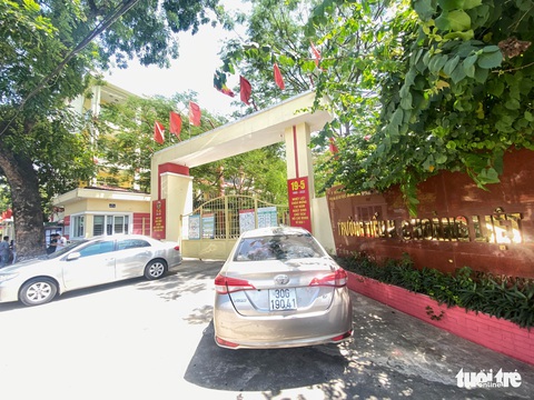 Hàng trăm học sinh bất ngờ bị chuyển đi để trường đạt chuẩn quốc gia, hiệu trưởng nói gì? - Ảnh 2. Hàng trăm học sinh bất ngờ bị chuyển đi để trường đạt chuẩn quốc gia, hiệu trưởng nói gì? - Ảnh 2.