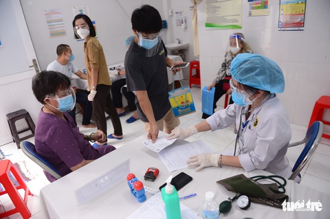 Vì sao phải ký cam kết nếu không tiêm vắc xin COVID-19 mũi 4? - Ảnh 1. Vì sao phải ký cam kết nếu không tiêm vắc xin COVID-19 mũi 4? - Ảnh 1.