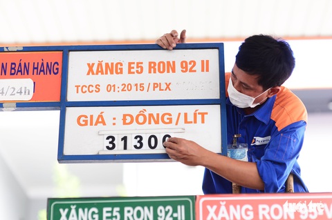 Vẫn mong chờ giảm thuế cho xăng dầu - Ảnh 1. Vẫn mong chờ giảm thuế cho xăng dầu - Ảnh 1.