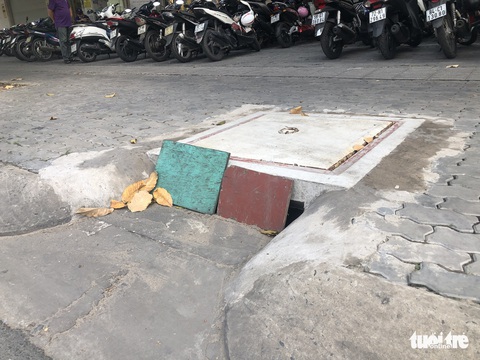 Miệng cống bị bức tử vì đầy rác, cỏ dại, đất cát... nước thoát đường nào? - Ảnh 9. Miệng cống bị bức tử vì đầy rác, cỏ dại, đất cát... nước thoát đường nào? - Ảnh 9.