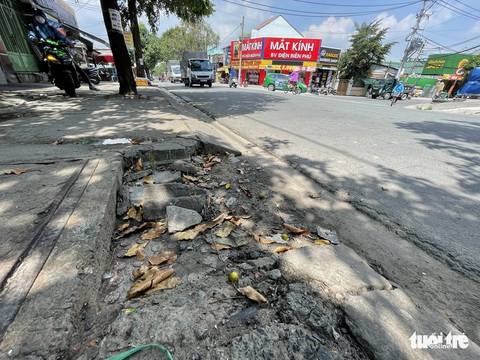 Miệng cống bị bức tử vì đầy rác, cỏ dại, đất cát... nước thoát đường nào? - Ảnh 2. Miệng cống bị bức tử vì đầy rác, cỏ dại, đất cát... nước thoát đường nào? - Ảnh 2.