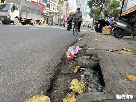 Miệng cống bị bức tử vì đầy rác, cỏ dại, đất cát... nước thoát đường nào? - Ảnh 7. Miệng cống bị bức tử vì đầy rác, cỏ dại, đất cát... nước thoát đường nào? - Ảnh 7.