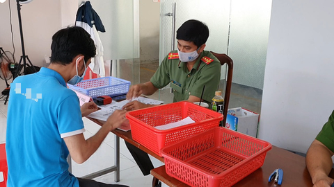 Công an huyện Nhà Bè: Tuyệt đối không đưa lệ phí cho cò để làm CCCD cấp tốc - Ảnh 1. Công an huyện Nhà Bè: Tuyệt đối không đưa lệ phí cho cò để làm CCCD cấp tốc - Ảnh 1.