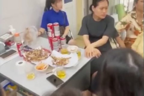 Cán bộ trung tâm y tế quận ‘mở tiệc’ bia mực trong giờ làm việc - Ảnh 1. Cán bộ trung tâm y tế quận ‘mở tiệc’ bia mực trong giờ làm việc - Ảnh 1.