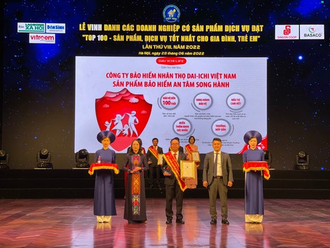 Dai-ichi Life Việt Nam nhận giải Top 100 - Sản phẩm, dịch vụ tốt nhất cho gia đình, trẻ em - Ảnh 1. Dai-ichi Life Việt Nam nhận giải Top 100 - Sản phẩm, dịch vụ tốt nhất cho gia đình, trẻ em - Ảnh 1.