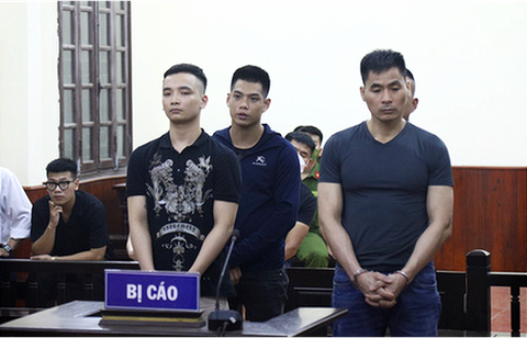 4 người lãnh án tù vì tự ý bắt cát tặc - Ảnh 1. 4 người lãnh án tù vì tự ý bắt cát tặc - Ảnh 1.