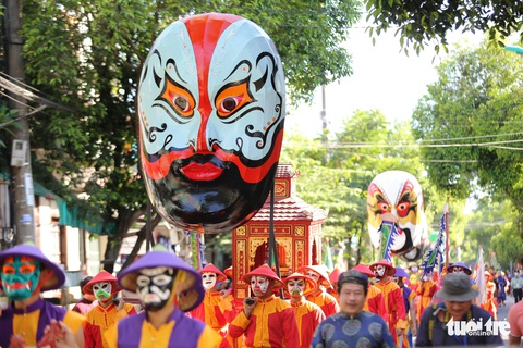 Hàng trăm diễn viên tuồng mang mặt nạ diễn dưới đường phố Huế - Ảnh 2. Hàng trăm diễn viên tuồng mang mặt nạ diễn dưới đường phố Huế - Ảnh 2.