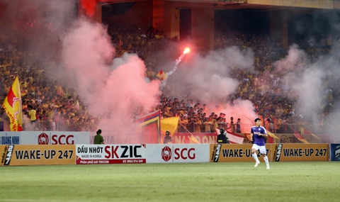 V-League 2022 trở lại: Ngăn pháo sáng, hạn chế sai sót trọng tài - Ảnh 1. V-League 2022 trở lại: Ngăn pháo sáng, hạn chế sai sót trọng tài - Ảnh 1.