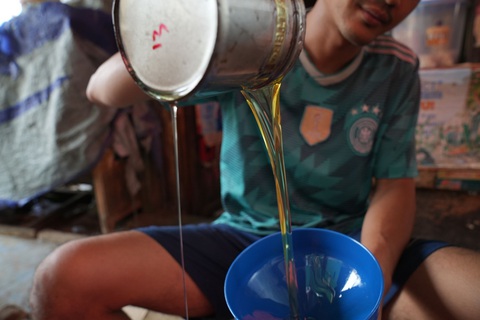 Indonesia bán 60 triệu lít dầu ăn với giá ưu đãi cho người dân - Ảnh 1. Indonesia bán 60 triệu lít dầu ăn với giá ưu đãi cho người dân - Ảnh 1.
