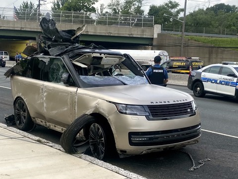 Range Rover đời mới thành sắt vụn khi ‘rơi tự do’ từ xe vận chuyển - Ảnh 1. Range Rover đời mới thành sắt vụn khi ‘rơi tự do’ từ xe vận chuyển - Ảnh 1.