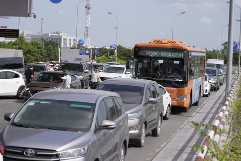 Lượng khách tăng vọt, sân bay Nội Bài khuyến cáo hành khách đi xe công cộng để giảm ùn ứ - Ảnh 1. Lượng khách tăng vọt, sân bay Nội Bài khuyến cáo hành khách đi xe công cộng để giảm ùn ứ - Ảnh 1.