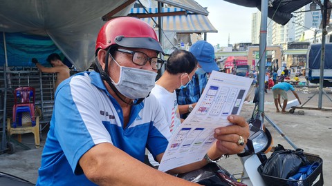 Chuyến xe không tiền mặt đến phố biển Nha Trang, nhiều tiểu thương thích thú - Ảnh 6. Chuyến xe không tiền mặt đến phố biển Nha Trang, nhiều tiểu thương thích thú - Ảnh 6.