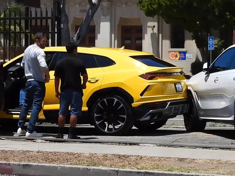 Con trai tài tử Ben Affleck lùi Lamborghini Urus vào BMW X6 giữa đại lý xe sang - Ảnh 1. Con trai tài tử Ben Affleck lùi Lamborghini Urus vào BMW X6 giữa đại lý xe sang - Ảnh 1.