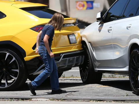 Con trai tài tử Ben Affleck lùi Lamborghini Urus vào BMW X6 giữa đại lý xe sang - Ảnh 2. Con trai tài tử Ben Affleck lùi Lamborghini Urus vào BMW X6 giữa đại lý xe sang - Ảnh 2.