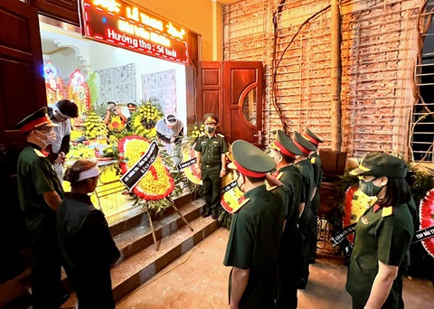 Truy tặng Huân chương Dũng cảm cho quân nhân hy sinh cứu cháu bé đuối nước - Ảnh 1. Truy tặng Huân chương Dũng cảm cho quân nhân hy sinh cứu cháu bé đuối nước - Ảnh 1.