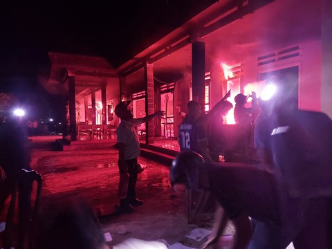 Trụ sở xã ở miền núi Quảng Nam bốc cháy ngùn ngụt - Ảnh 2. Trụ sở xã ở miền núi Quảng Nam bốc cháy ngùn ngụt - Ảnh 2.