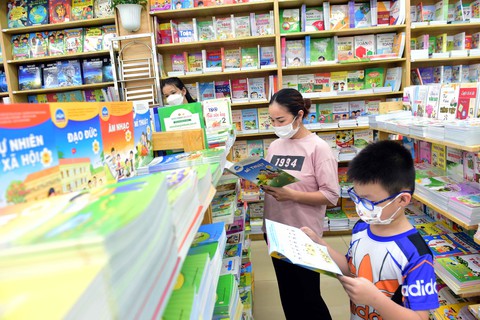 Sách tham khảo bán kèm vẫn hoành hành - Ảnh 1. Sách tham khảo bán kèm vẫn hoành hành - Ảnh 1.