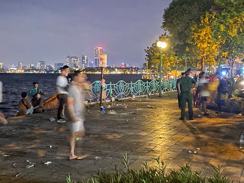 Chủ tịch quận nói chưa thể khẳng định chính quyền làm ngơ để dân chiếm vỉa hè hồ Tây - Ảnh 1. Chủ tịch quận nói chưa thể khẳng định chính quyền làm ngơ để dân chiếm vỉa hè hồ Tây - Ảnh 1.