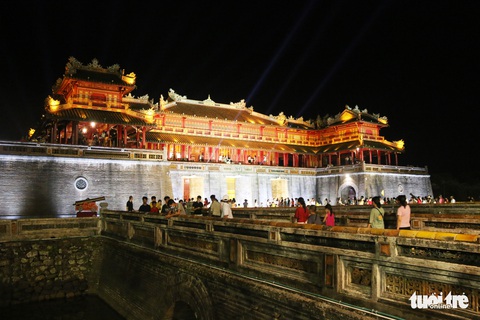 Hàng ngàn người tham quan Đại Nội đêm Hoàng cung giao hòa - Ảnh 1. Hàng ngàn người tham quan Đại Nội đêm Hoàng cung giao hòa - Ảnh 1.
