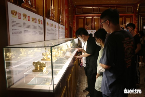 Hàng ngàn người tham quan Đại Nội đêm Hoàng cung giao hòa - Ảnh 5. Hàng ngàn người tham quan Đại Nội đêm Hoàng cung giao hòa - Ảnh 5.