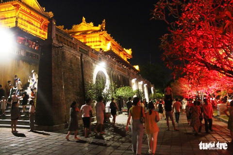Hàng ngàn người tham quan Đại Nội đêm Hoàng cung giao hòa - Ảnh 6. Hàng ngàn người tham quan Đại Nội đêm Hoàng cung giao hòa - Ảnh 6.