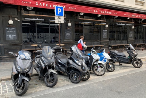 Pháp: Thành phố Paris sắp thu phí đỗ xe máy chạy xăng - Ảnh 1. Pháp: Thành phố Paris sắp thu phí đỗ xe máy chạy xăng - Ảnh 1.
