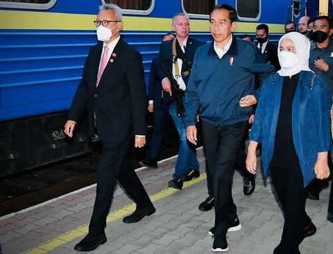 Tổng thống Indonesia đến Ukraine, gặp Tổng thống Zelensky - Ảnh 1. Tổng thống Indonesia đến Ukraine, gặp Tổng thống Zelensky - Ảnh 1.