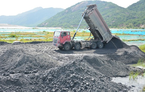 Ưu tiên dùng tro, xỉ nhiệt điện Vĩnh Tân san lấp các dự án đầu tư công - Ảnh 1. Ưu tiên dùng tro, xỉ nhiệt điện Vĩnh Tân san lấp các dự án đầu tư công - Ảnh 1.