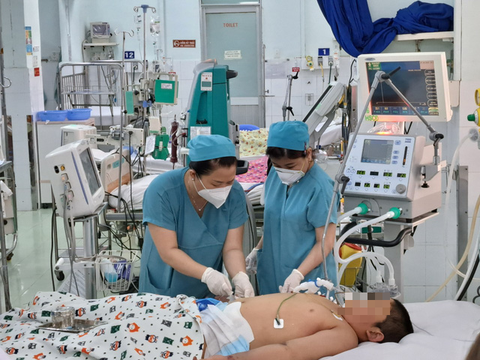 Bé trai mắc sốt xuất huyết lại suy gan nặng, chỉ số men gan tăng 1.000 lần - Ảnh 1. Bé trai mắc sốt xuất huyết lại suy gan nặng, chỉ số men gan tăng 1.000 lần - Ảnh 1.