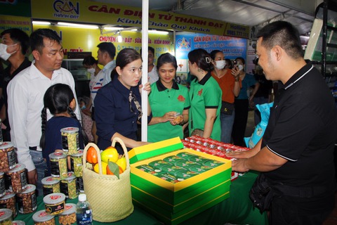Bình Phước khai mạc hội chợ trái cây và nông sản - Ảnh 2. Bình Phước khai mạc hội chợ trái cây và nông sản - Ảnh 2.