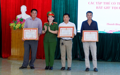 Vụ bắt giữ Triệu Quân Sự: Khen thưởng công an xã và 4 công dân - Ảnh 2. Vụ bắt giữ Triệu Quân Sự: Khen thưởng công an xã và 4 công dân - Ảnh 2.