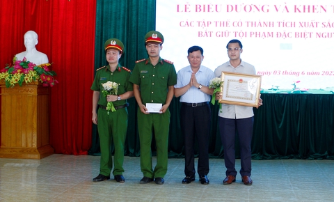 Vụ bắt giữ Triệu Quân Sự: Khen thưởng công an xã và 4 công dân - Ảnh 1. Vụ bắt giữ Triệu Quân Sự: Khen thưởng công an xã và 4 công dân - Ảnh 1.