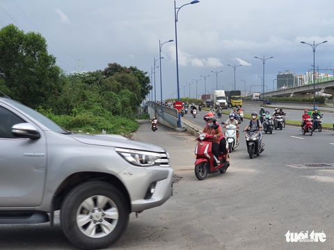 Nhiều ôtô chạy ngược chiều dưới cầu Rạch Chiếc, né trạm thu phí - Ảnh 2. Nhiều ôtô chạy ngược chiều dưới cầu Rạch Chiếc, né trạm thu phí - Ảnh 2.