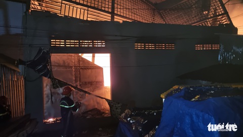 Cháy lúc nửa đêm trong hẻm, lực lượng cứu hỏa vất vả hơn 1 giờ mới dập tắt - Ảnh 1. Cháy lúc nửa đêm trong hẻm, lực lượng cứu hỏa vất vả hơn 1 giờ mới dập tắt - Ảnh 1.