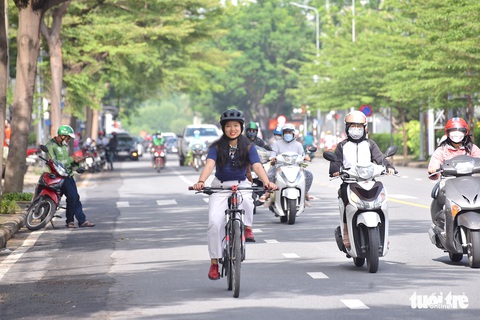 Giữa ‘bão giá’, đạp xe cả chục cây số cũng không nề hà - Ảnh 1. Giữa ‘bão giá’, đạp xe cả chục cây số cũng không nề hà - Ảnh 1.