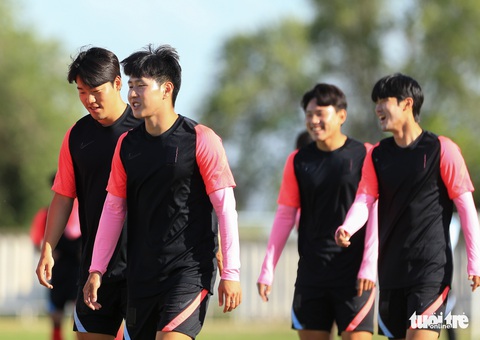 U23 Hàn Quốc tập đấu U23 Việt Nam, thần đồng Lee Kang In gây chú ý - Ảnh 2. U23 Hàn Quốc tập đấu U23 Việt Nam, thần đồng Lee Kang In gây chú ý - Ảnh 2.