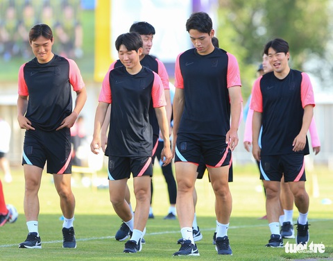 U23 Hàn Quốc tập đấu U23 Việt Nam, thần đồng Lee Kang In gây chú ý - Ảnh 1. U23 Hàn Quốc tập đấu U23 Việt Nam, thần đồng Lee Kang In gây chú ý - Ảnh 1.