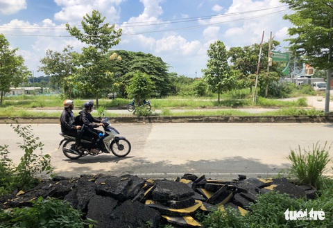 Tháo dỡ gờ giảm tốc tại làng đại học - Ảnh 2. Tháo dỡ gờ giảm tốc tại làng đại học - Ảnh 2.