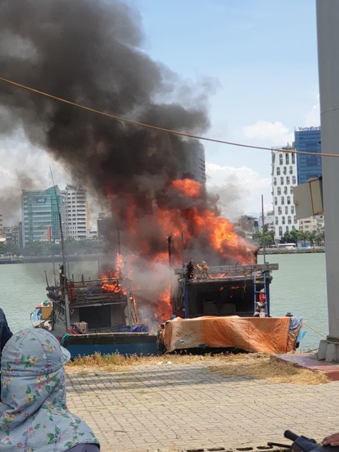 Hai tàu cá bùng cháy dữ dội giữa trưa trên sông Hàn - Ảnh 1. Hai tàu cá bùng cháy dữ dội giữa trưa trên sông Hàn - Ảnh 1.