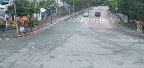 Người dân Hàn Quốc đội mưa giúp tài xế chở bia gặp nạn đổ tung tóe - Ảnh 1. Người dân Hàn Quốc đội mưa giúp tài xế chở bia gặp nạn đổ tung tóe - Ảnh 1.