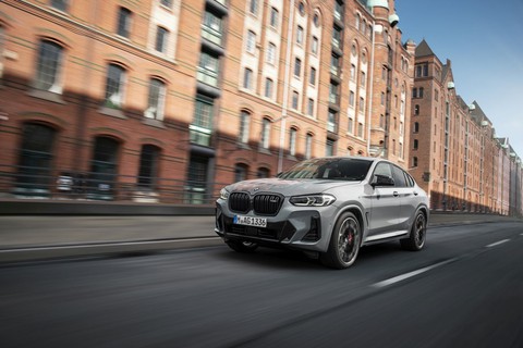 Lái SUV vượt đèn đỏ, người phụ nữ bị phạt gấp rưỡi thông thường - Ảnh 2. Lái SUV vượt đèn đỏ, người phụ nữ bị phạt gấp rưỡi thông thường - Ảnh 2.